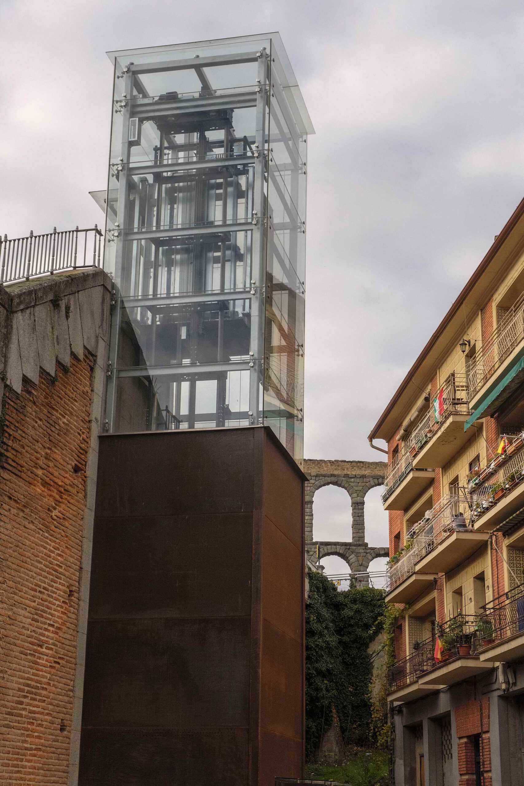 El ascensor visto desde la calle Gascos. Kamarero. El ascensor visto desde la calle Gascos. Kamarero.