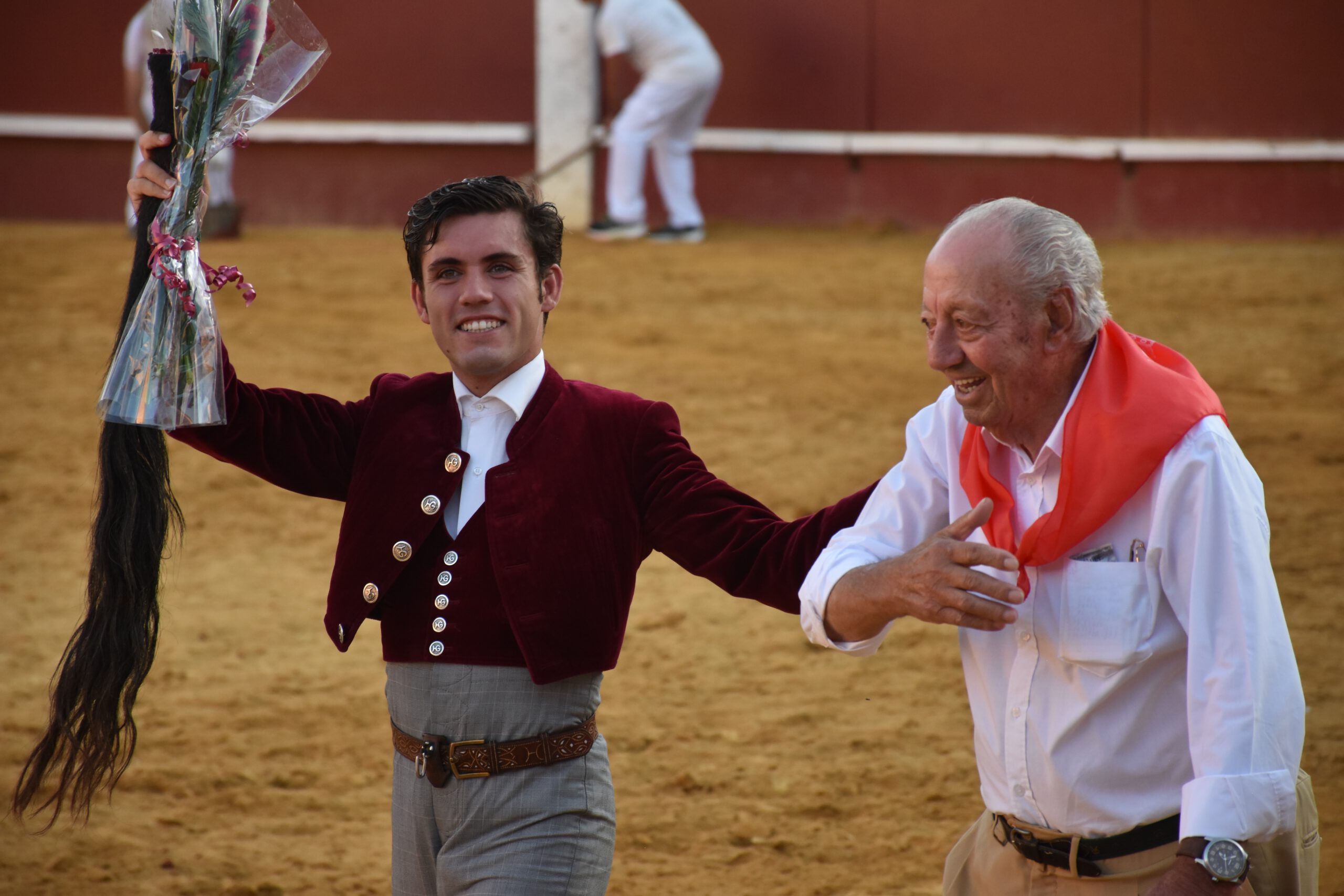 Guillermo Hermoso pasea el rabo junto al ganadero de Romao Tenorio. / A.M.