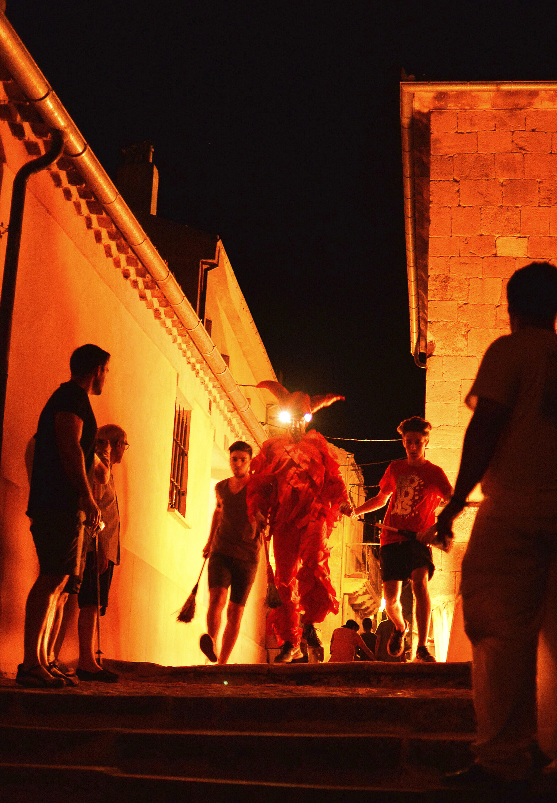 El Diablillo baja las escaleras de la iglesia de San Bartolomé de Sepúlveda. Margarita de Frutos.