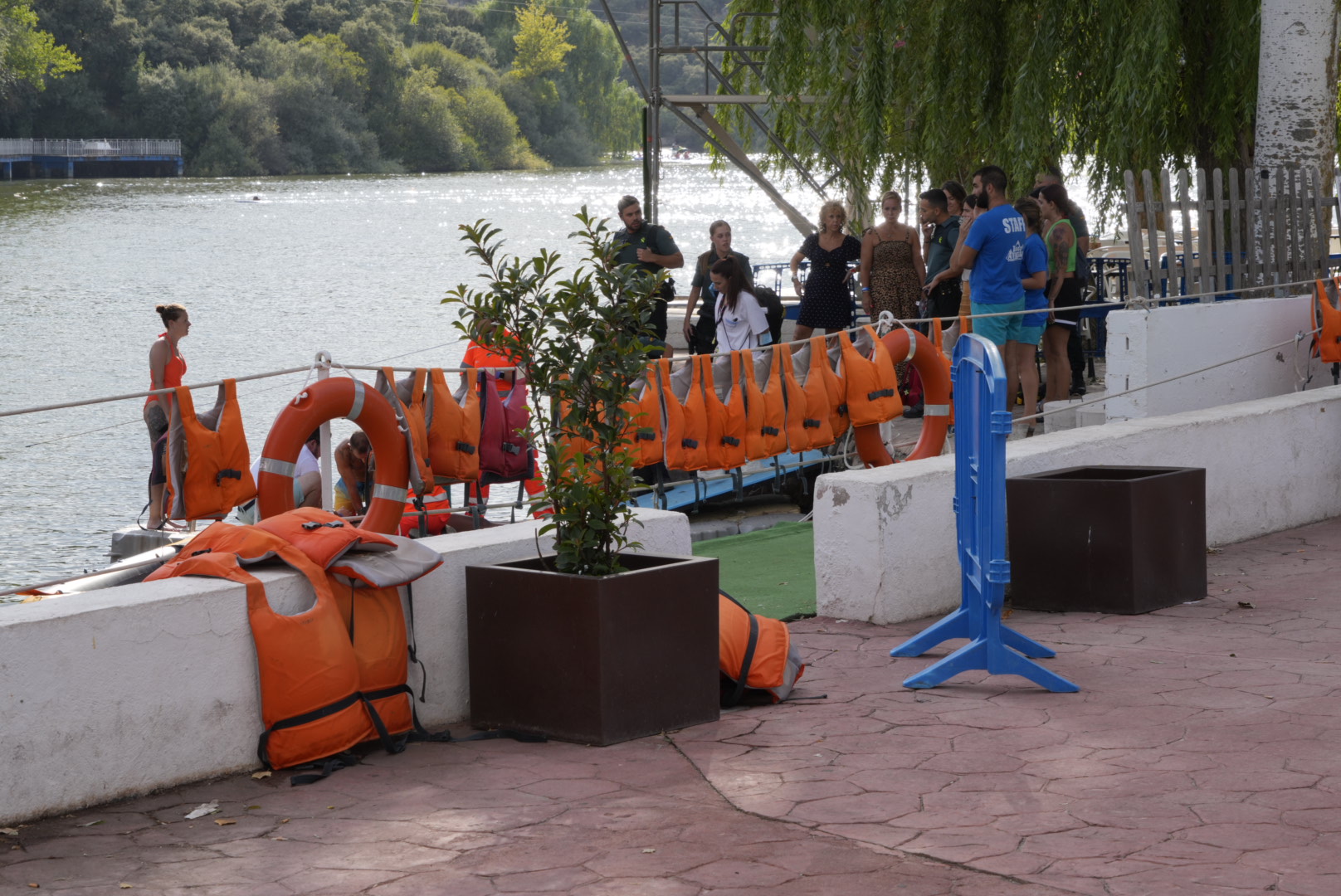 Una sanitaria intenta reanimar a la joven