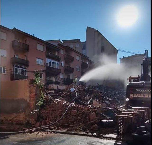 Uno de los edificios derruídos