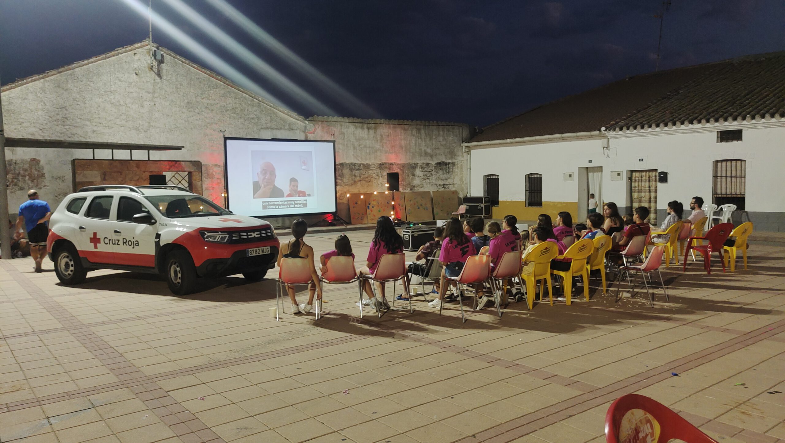Proyección en el municipio de Donhierro / CRUZ ROJA