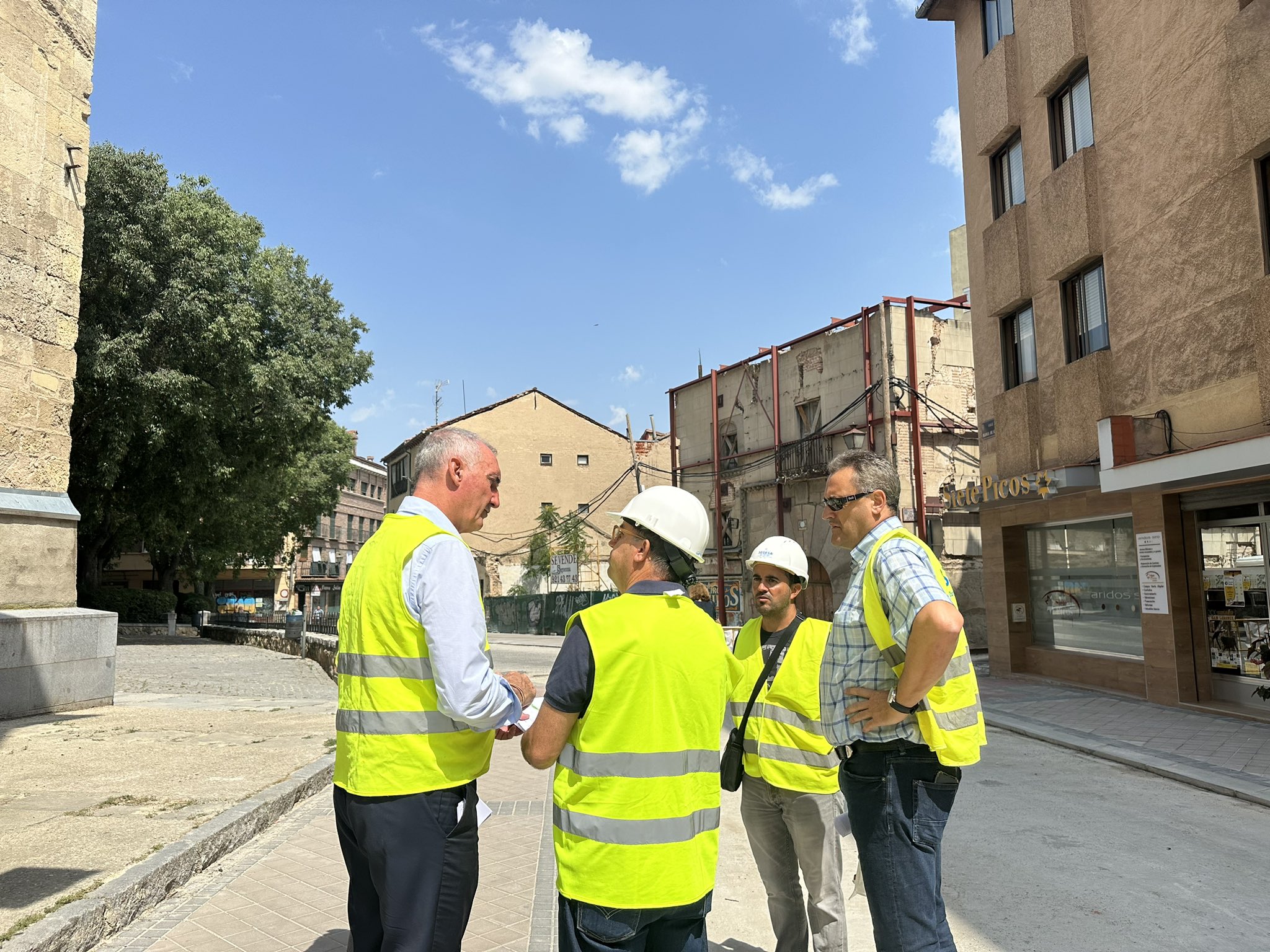 Mazarías junto a los responsables de la obra