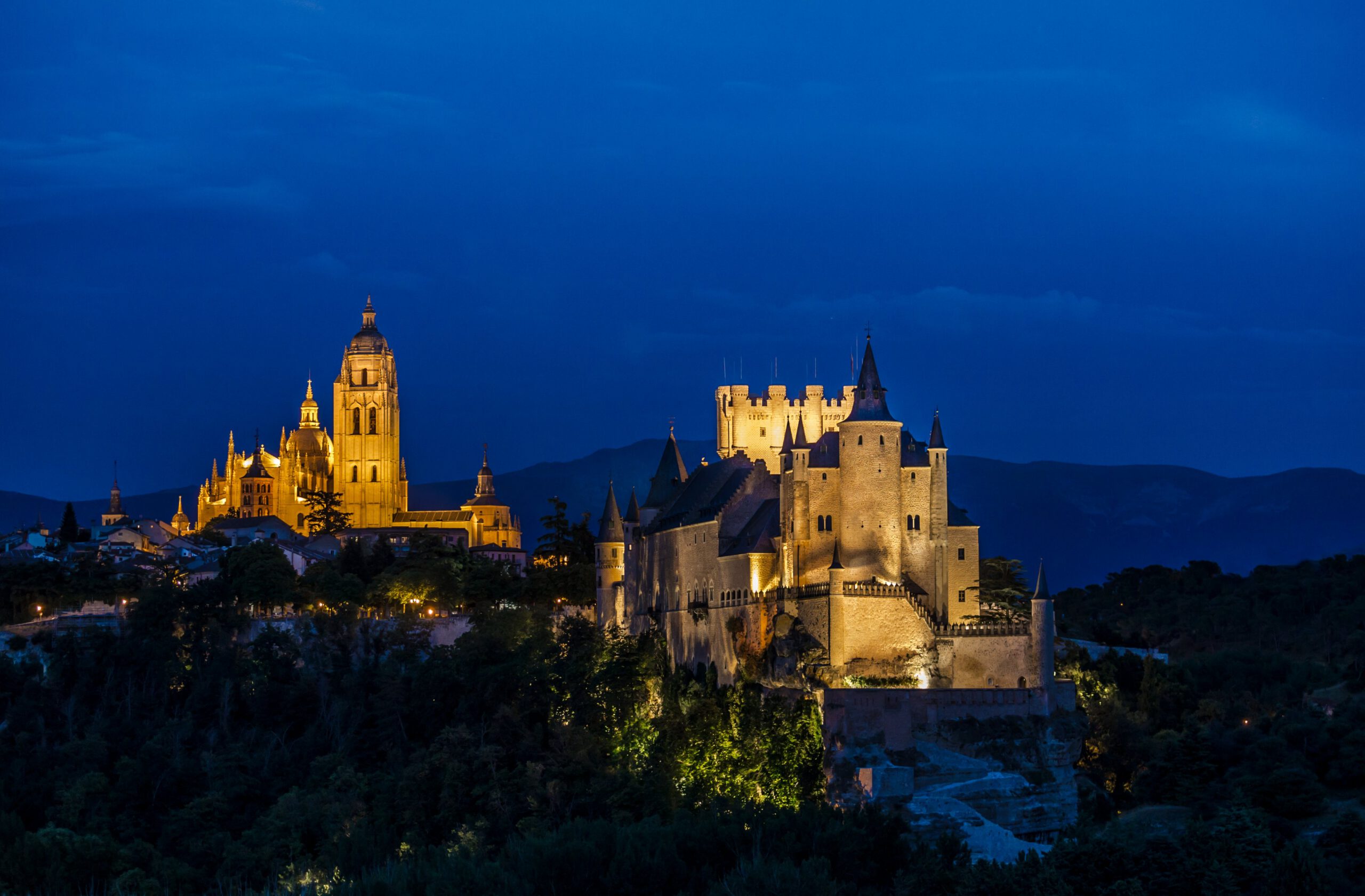 El Alcázar al anochecer.