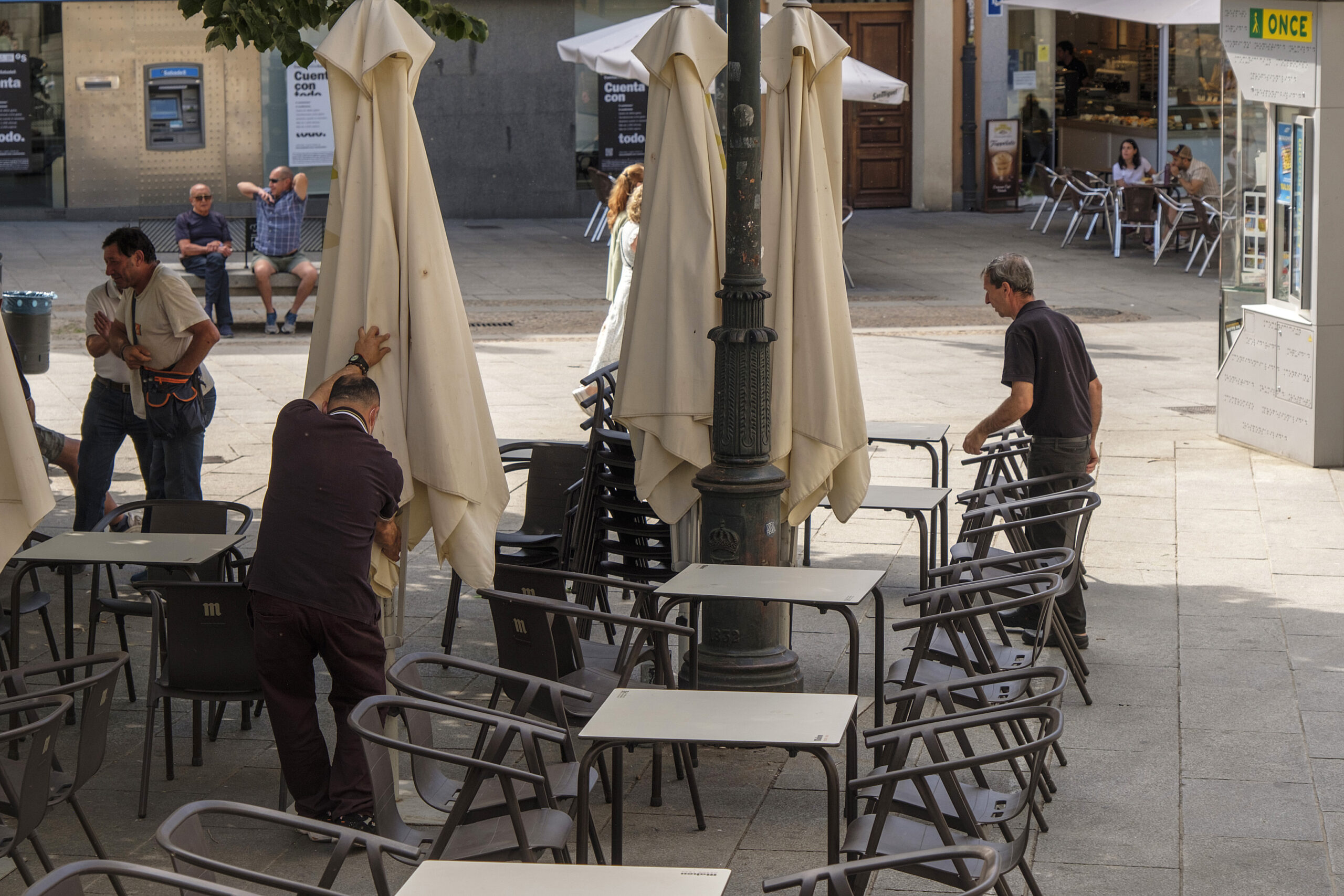 Trabajadores de la hostelería en un establecimiento de Segovia / Kamarero