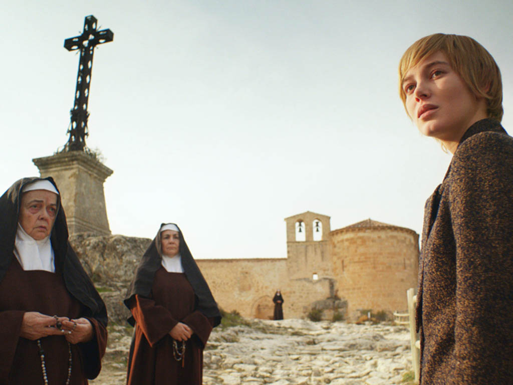 Primeras escenas de la serie 'Lo que escondían sus ojos', desde la ermita San Frutos. / MEDIASET
