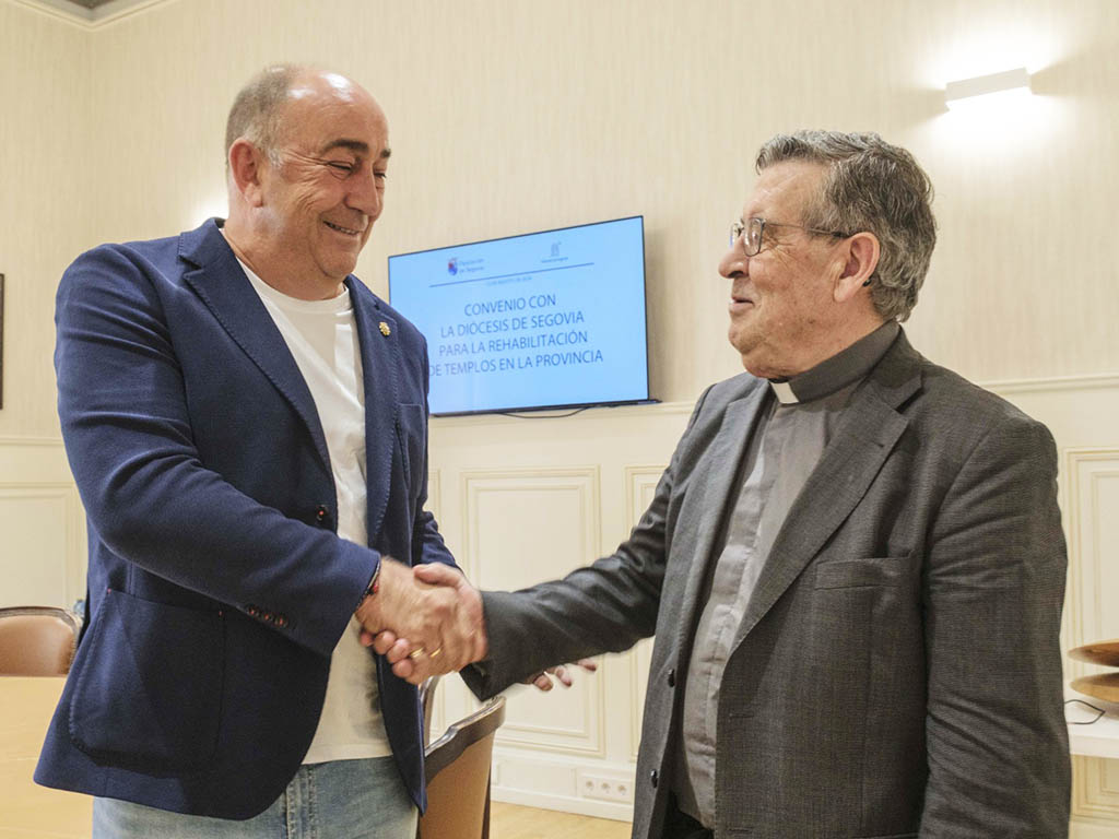 Miguel Ángel de Vicente y Ángel Galindo, durante la firma del convenio. / KAMARERO