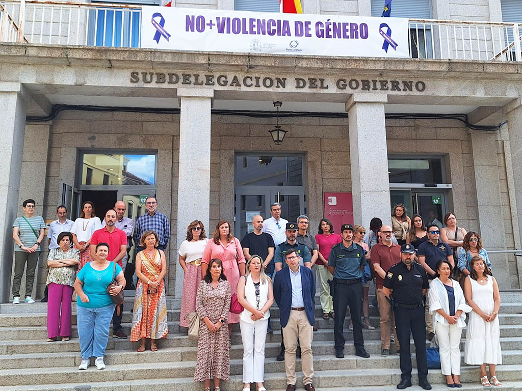 Minuto de silencio en el exterior de la Subdelegación del Gobierno en Segovia