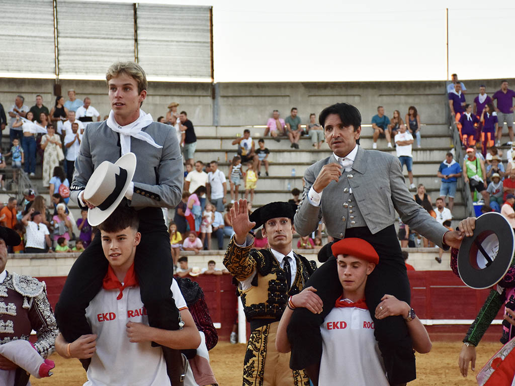 Duarte Fernandes y Diego Ventura salen en hombros de Cantalejo. / A.M. Duarte Fernandes y Diego Ventura salen en hombros de Cantalejo. / A.M.