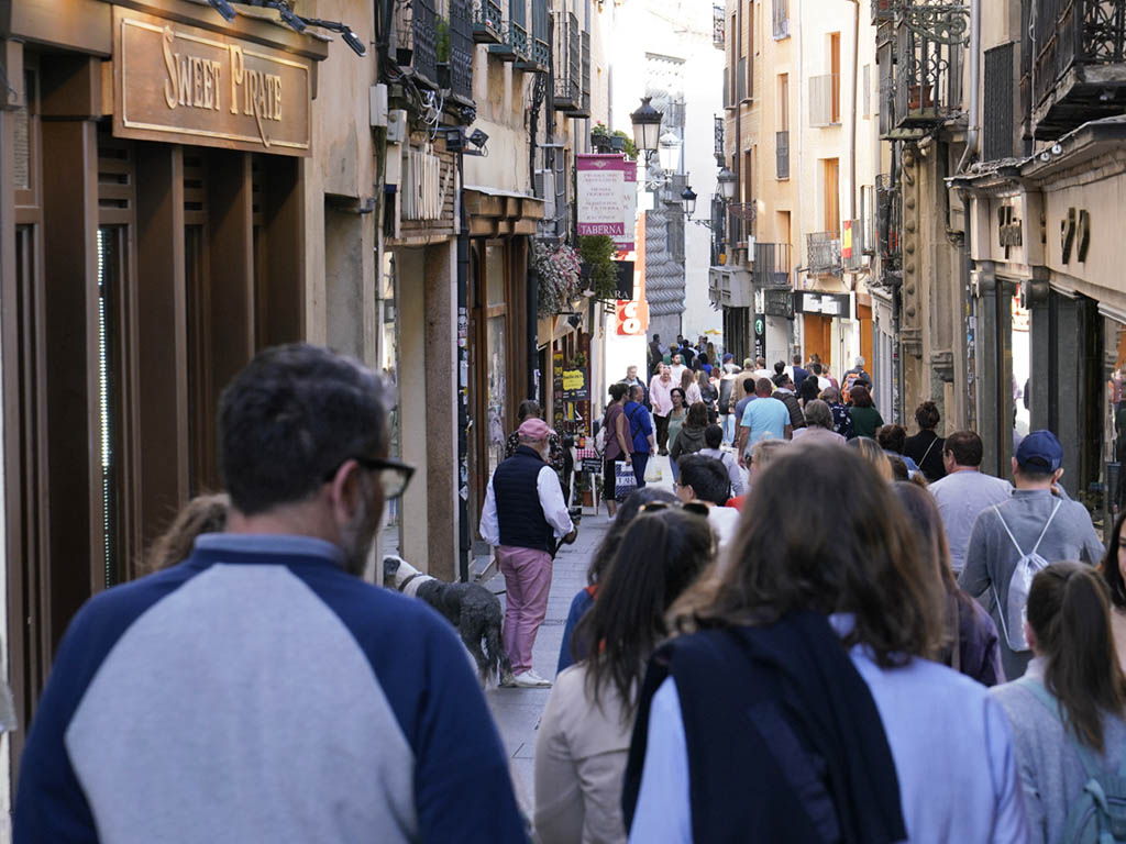 Ciudadanos paseando por la calle Juan Bravo de Segovia. / MIGUEL ÁNGEL FERNÁNDEZ