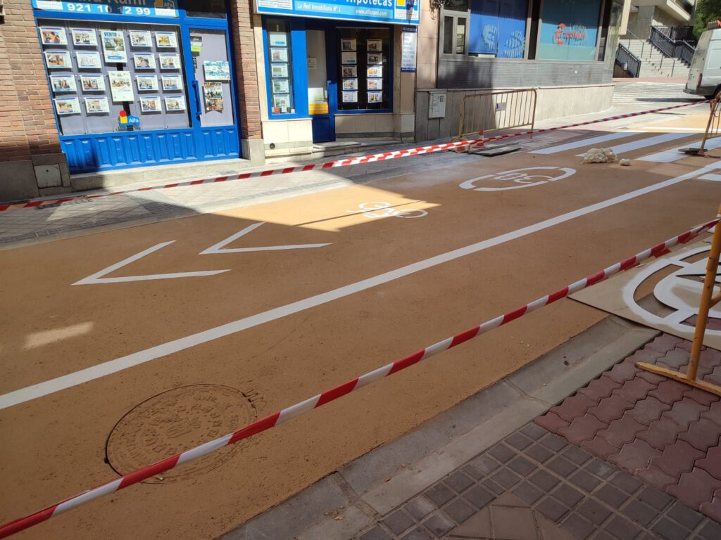 La calle Blanca de Silos con la nueva señalización del carril bici central La calle Blanca de Silos con la nueva señalización del carril bici central