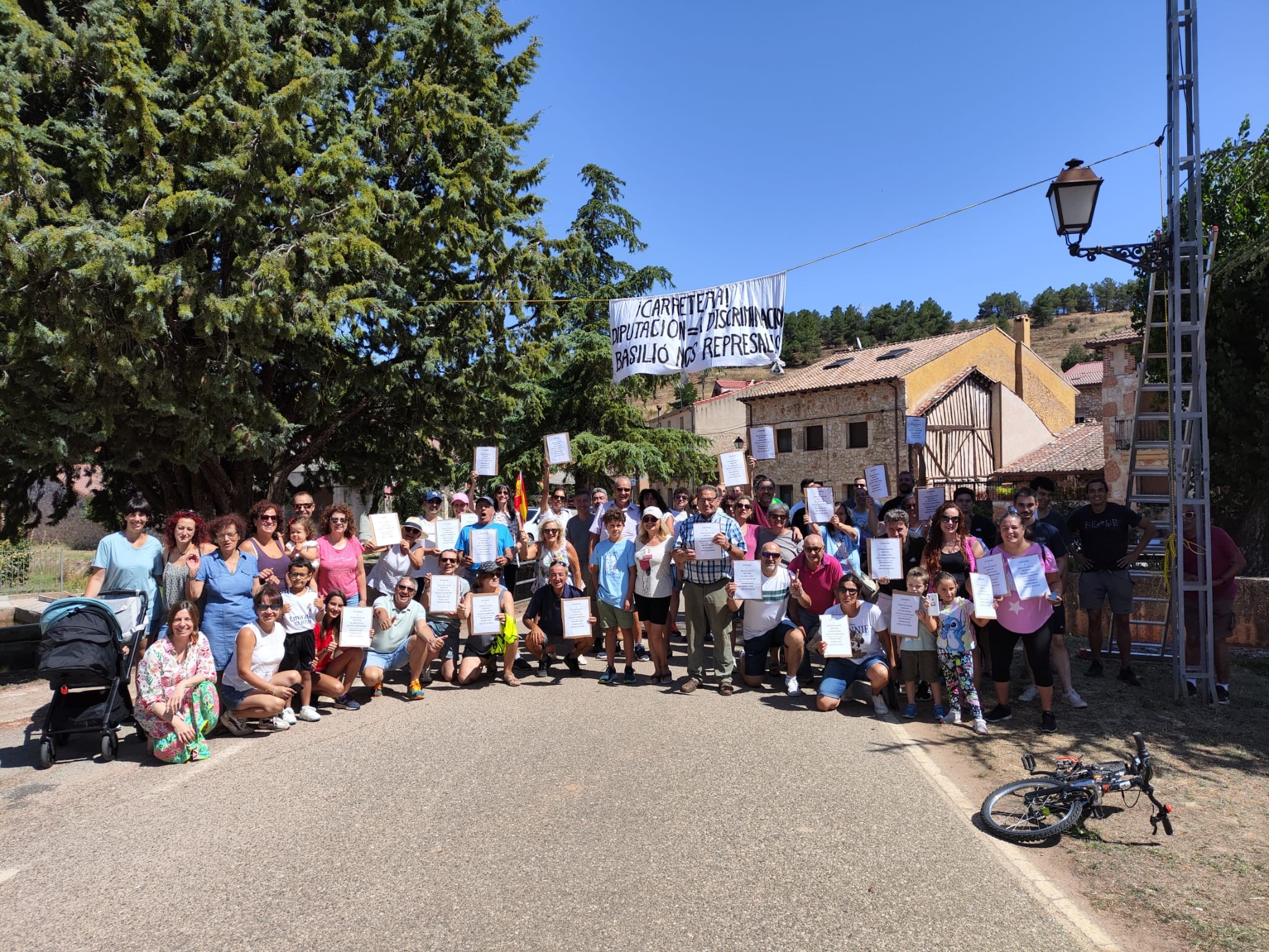 Vecinos de Aldehorno exigen el asfaltado de su carretera / CARLOS SANZ CORNEJO