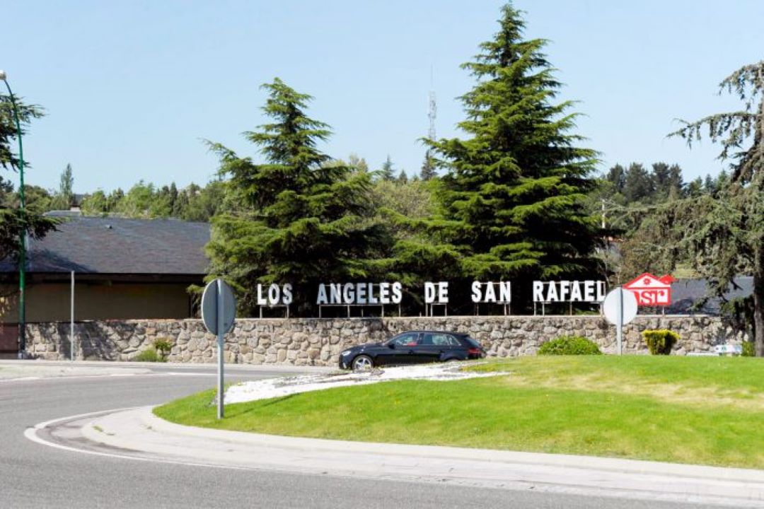 Rotonda de entrada a Los Ángeles de San Rafael donde se instalará la pasarela. /KAMARERO