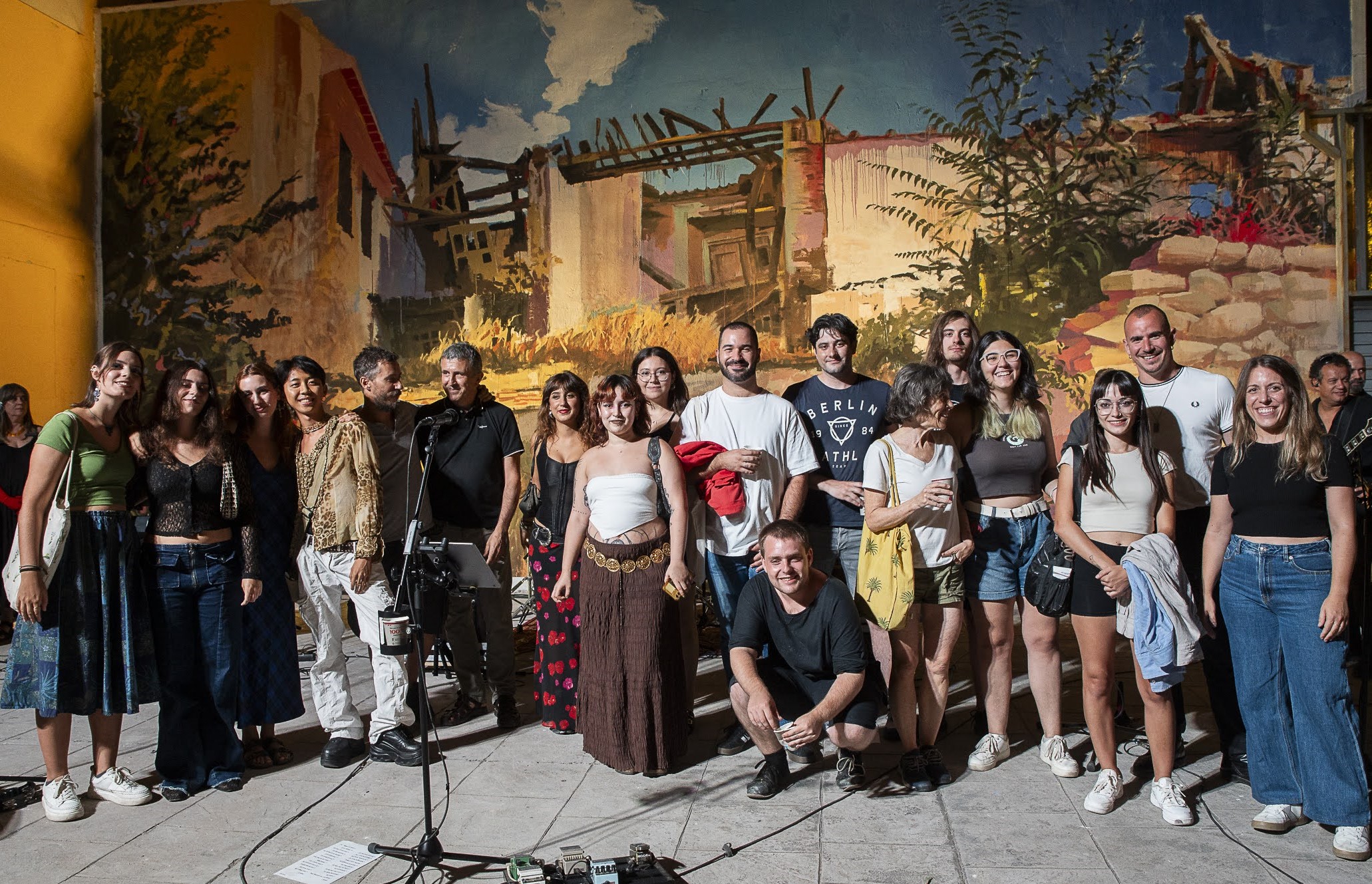 Los alumnos del curso posan delante del mural colectivo en el que han trabajado / Academia de San Quirce