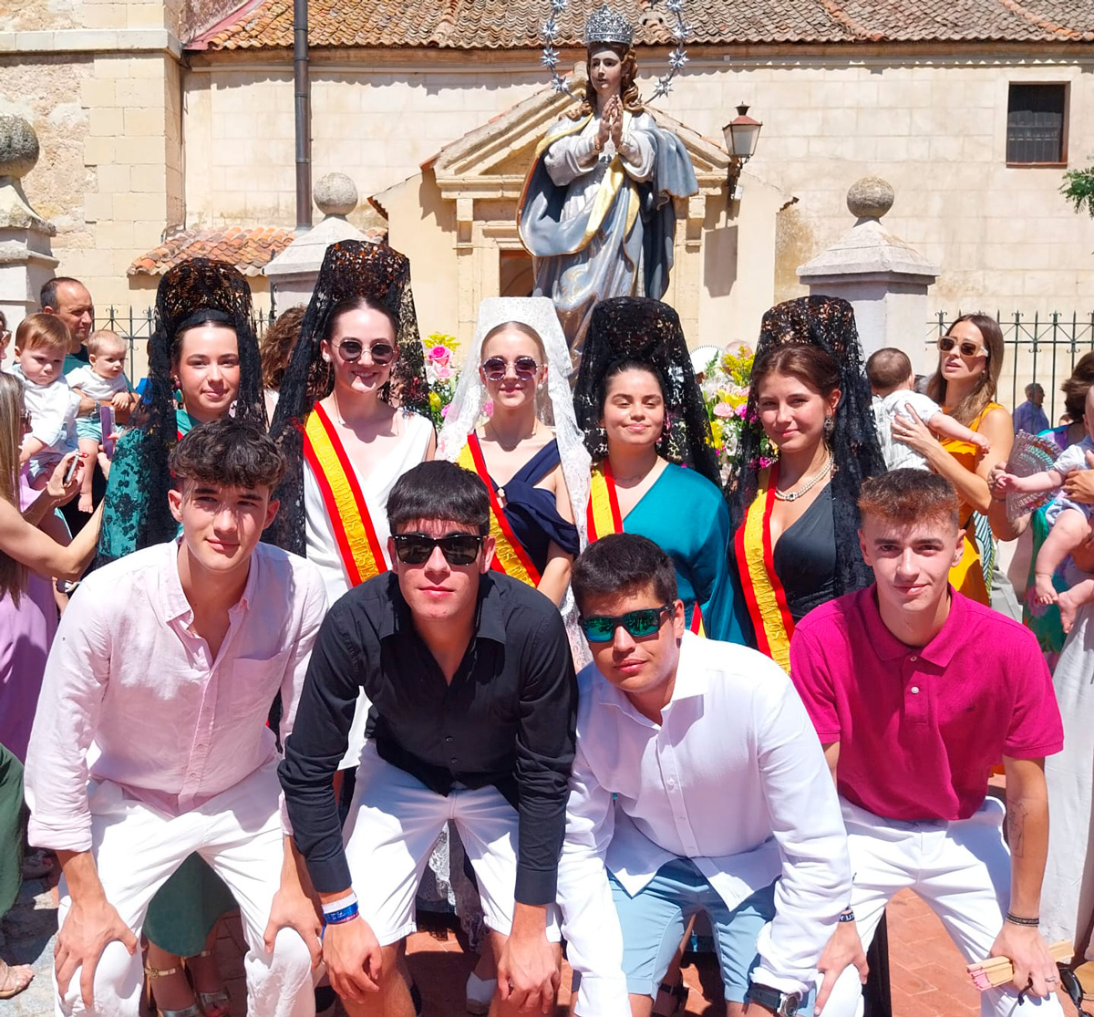 reina damas y acompanantes durante la procesion
