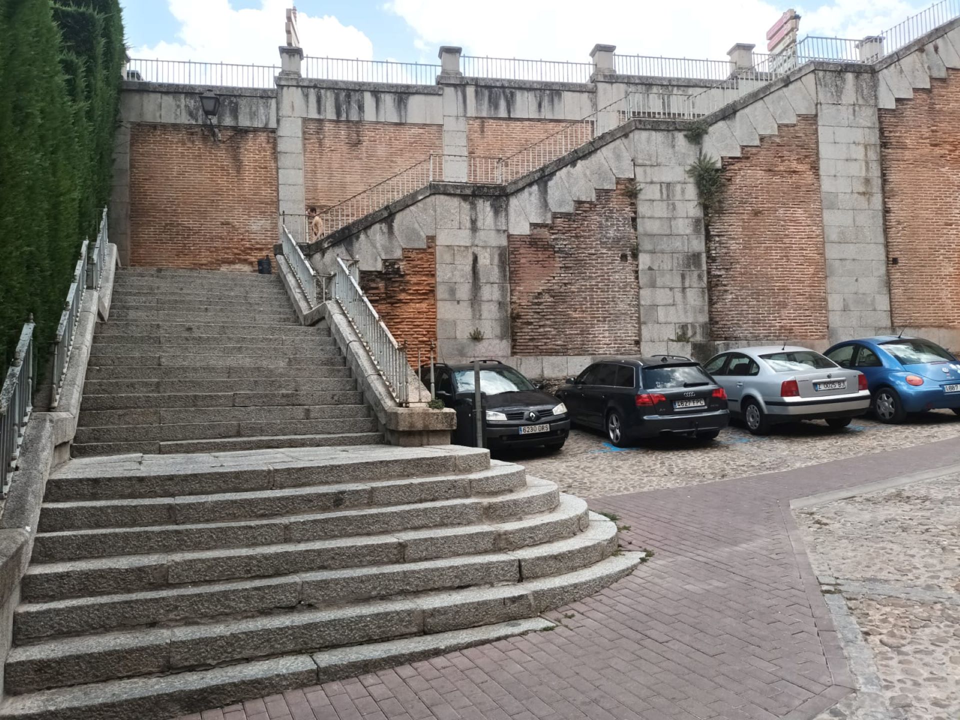 La escalera vista desde la calle Gascos. Margarita Cerezo. La escalera vista desde la calle Gascos. Margarita Cerezo.