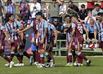 Los jugadores de la Segoviana vuelven a su campo tras celebrar con Javi Borrego el primer gol del último partido en casa./ JUAN MARTÍN-G. SEGOVIANA