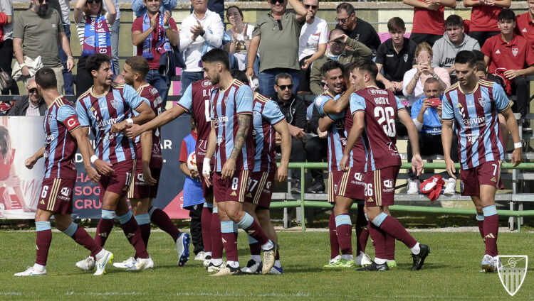 La Segoviana, ante la necesidad de seguir igual 1 Los jugadores de la Segoviana vuelven a su campo tras celebrar con Javi Borrego el primer gol del último partido en casa./ JUAN MARTÍN-G. SEGOVIANA