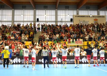 Los jugadores del Viveros Herol Nava celebran con sus aficionados una victoria en casa./ AMADOR MARUGÁN