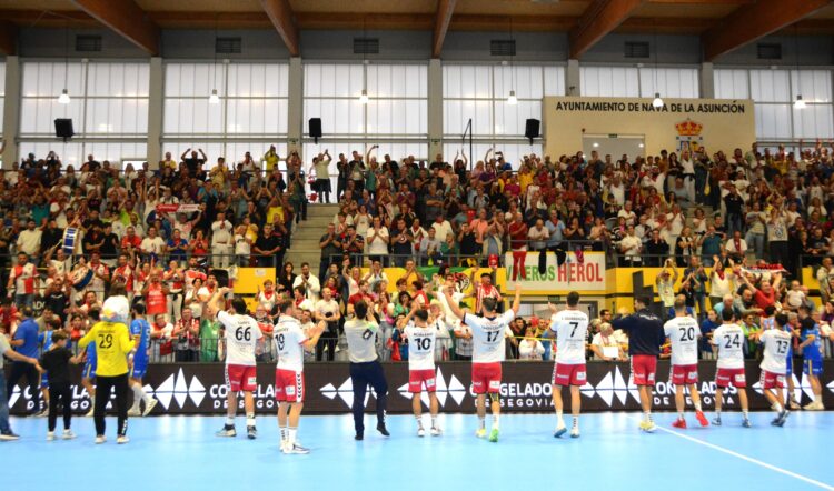 El Balonmano Nava vuelve a ilusionar 1 Los jugadores del Viveros Herol Nava celebran con sus aficionados una victoria en casa./ AMADOR MARUGÁN