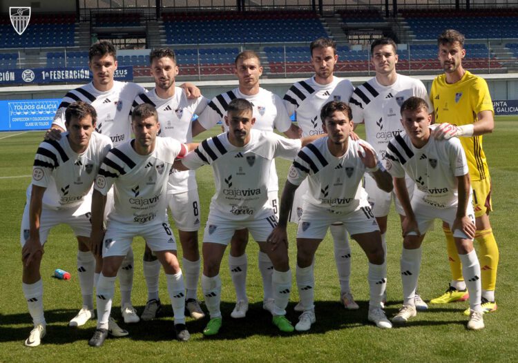 La Segoviana hace un balance positivo del inicio de la liga 1 Equipo de la Gimnástica Segoviana que formó en el campo de O Couto./ JUAN MARTÍN-G. SEGOVIANA