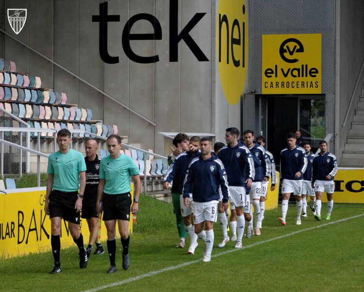 La Segoviana no guarda la maleta y juega la cuarta jornada en Ourense 1 Los jugadores de la Segoviana saltan al campo de Lasesarre para disputar su partido frente al Barakaldo./ JUAN MARTÍN-G. SEGOVIANA