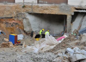 Operarios trabajando en la bóveda del arroyo Clamores a la altura de la plaza Aurelio Hernández tras las inundaciones sufridas en la ciudad en el año 2019./ KAMARERO