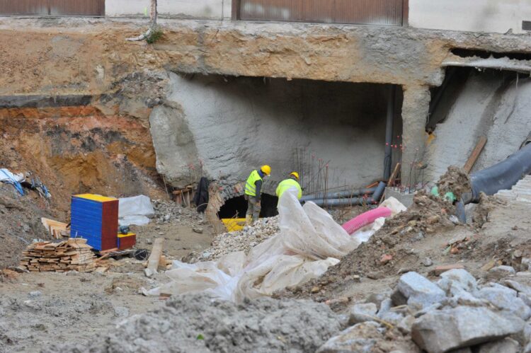 Operarios trabajando en la bóveda del arroyo Clamores a la altura de la plaza Aurelio Hernández tras las inundaciones sufridas en la ciudad en el año 2019./ KAMARERO