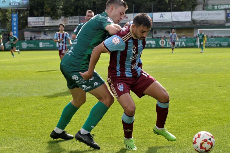 (2-0) La Segoviana suma méritos, el Arenteiro hace los goles 1 Davo intenta proteger el balón ante la presión insistente de un contrario durante el encuentro jugado en Ourense./ JUAN MARTÍN-G. SEGOVIANA