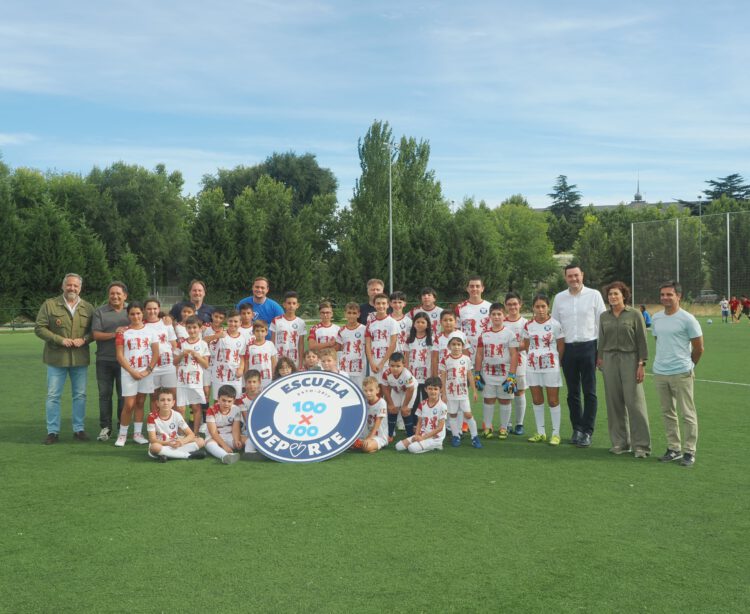 Participantes en la actividad tras la presentación de la escuela./ E.A.