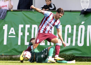 Palmero intenta superar la entrada de un jugador del Arenteiro./ JUAN MARTÍN-G. SEGOVIANA