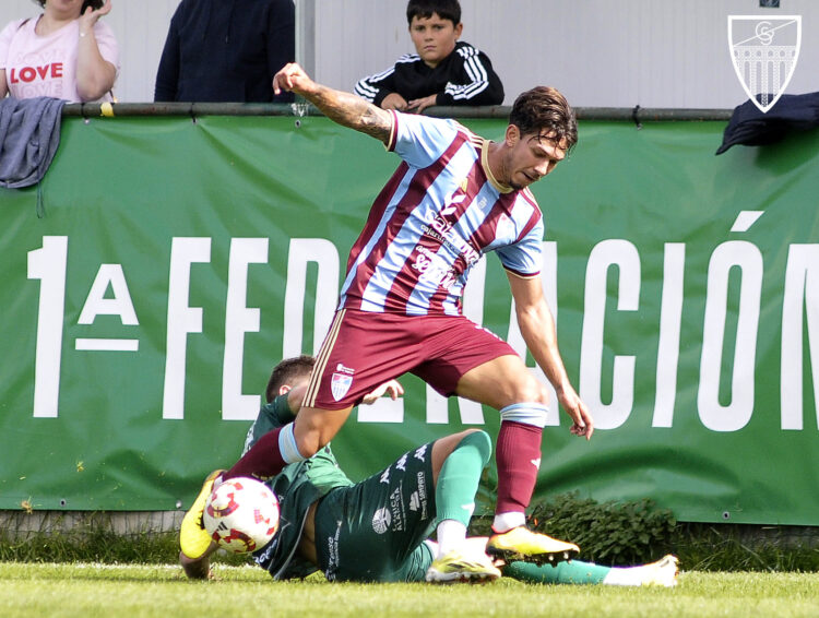La Segoviana es el equipo que más partidos ha jugado fuera de casa 1 Palmero intenta superar la entrada de un jugador del Arenteiro./ JUAN MARTÍN-G. SEGOVIANA
