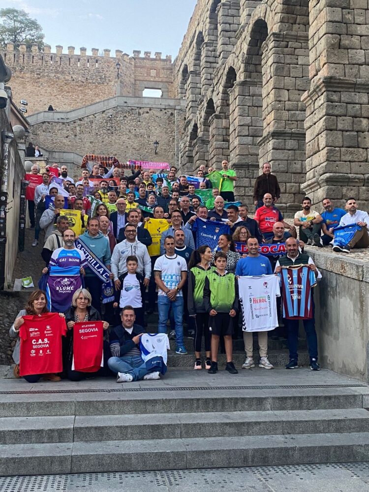 Los representantes de los clubes, en las escaleras del Postigo./ E.A.