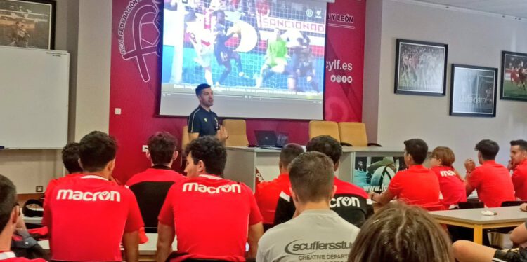 Un momento de una jornada de formación arbitral./ RFCYLF