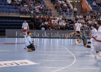 Dani Pérez supera a Salim desde los siete metros en una acción del encuentro jugado por el BM Nava en Logroño./ LABZERO DIGITAL