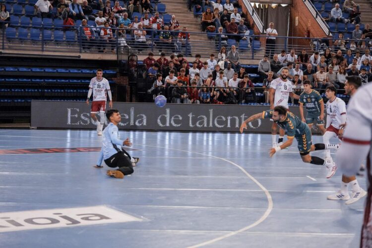 Dani Pérez supera a Salim desde los siete metros en una acción del encuentro jugado por el BM Nava en Logroño./ LABZERO DIGITAL