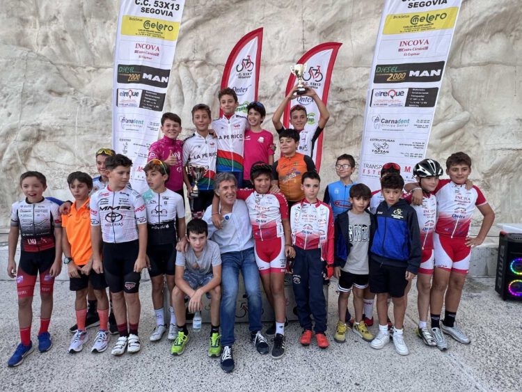 La ‘Perico Baby’ cumple 42 ediciones con más de cien participantes 1 Pedro Delgado, junto a los jóvenes ciclistas tras los premios./ E.A.