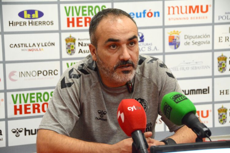 Un inicio difícil para el BM Nava 1 Álvaro Senovilla, ante los medios en la previa del encuentro ante el Anaitasuna./ AMADOR MARUGÁN