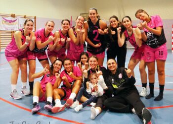 Las jugadoras de El Cochinillo celebran la segunda victoria en la competición regular./ E.A.