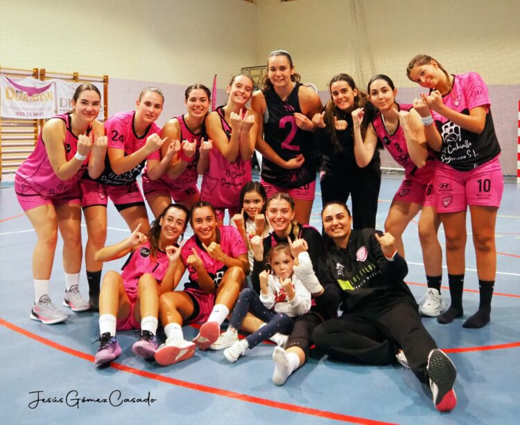 Las jugadoras de El Cochinillo celebran la segunda victoria en la competición regular./ E.A.