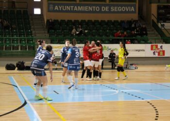 Las jugadoras del Segosala se abrazan tras marcar un gol./ E.A.