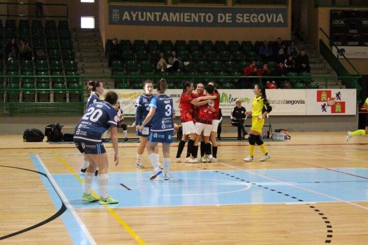 Las jugadoras del Segosala se abrazan tras marcar un gol./ E.A.