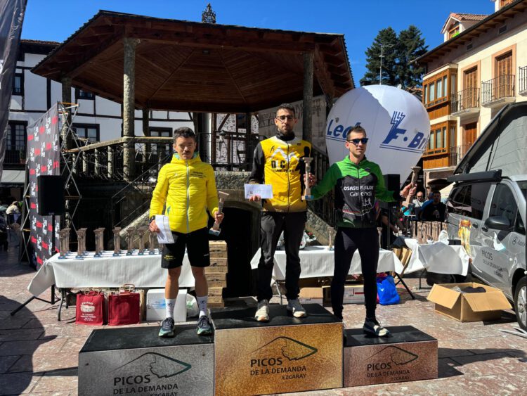 Darío Ajo vence en la carrera por montaña ‘Picos de la Demanda’ 1 Darío Ajo, en el centro del podio. / E.A.