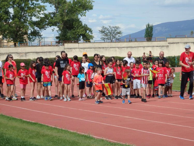 Jornada de puertas abiertas de la Escuela del CAS y Venta Magullo 1 Atletas de la Escuela del CAS, en las pistas. / CAS Ciudad de Segovia