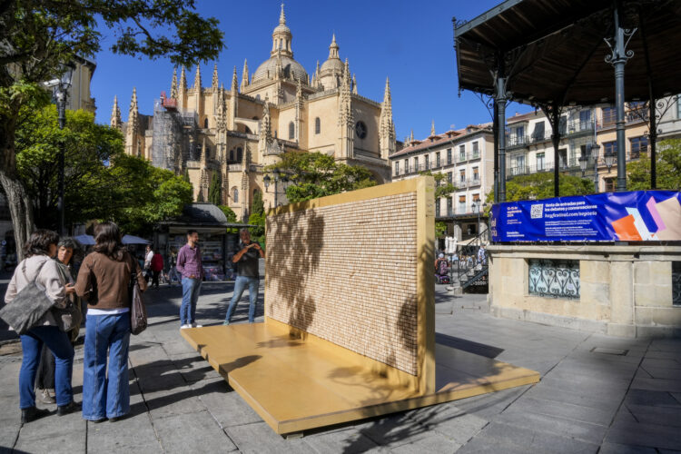 Vecinos y visitantes se acercaron a conocer la performance. / EL ADELANTADO