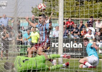 Berlanga comienza a celebrar el 2-1 que le dio la victoria a la Segoviana. / JUAN MARTÍN-G. SEGOVIANA