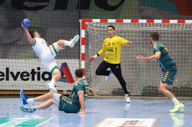 Yeray Lamariano intenta detener el lanzamiento desde los seis metros durante el partido jugado en Pamplona./ ÓSCAR AZNAR