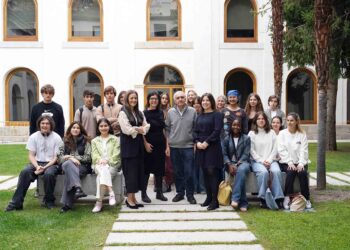 Gilles Lipovetsky junto a la decana de Humanidades Catalina Tejero, alumnos de Segovia y parte del equipo docente del Bachelor in Humanities. / Roberto Arribas