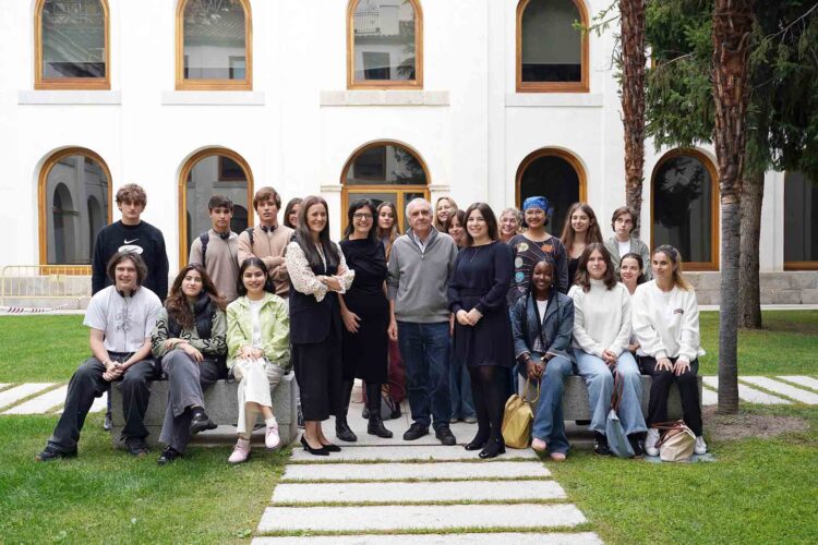 Gilles Lipovetsky junto a la decana de Humanidades Catalina Tejero, alumnos de Segovia y parte del equipo docente del Bachelor in Humanities. / Roberto Arribas
