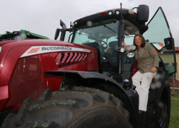 La Consejera de Agricultura firma un convenio con empresas de maquinaria agrícola. / Brágimo